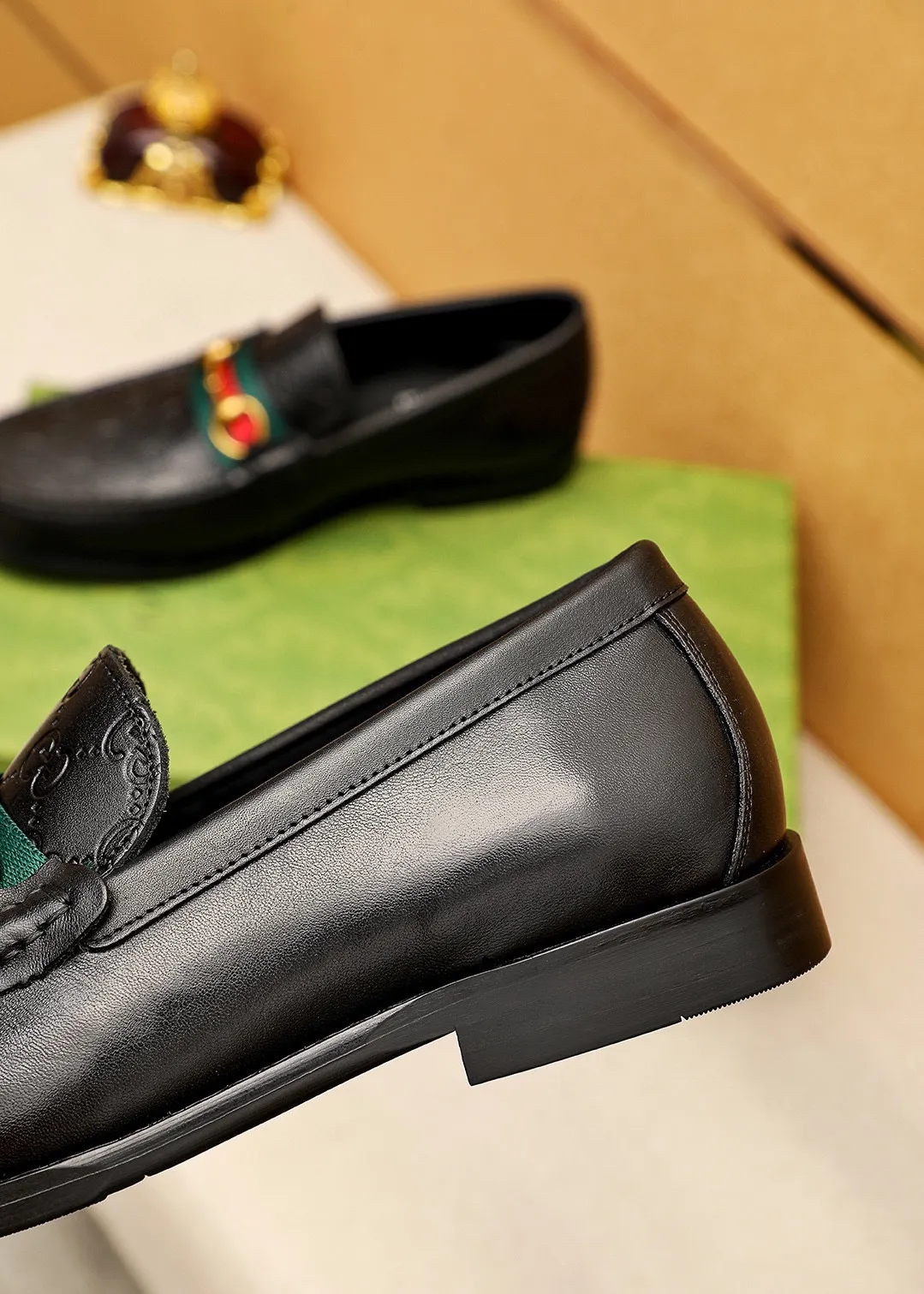 Men's shoes 💰460 💐 Product trademark: GUCCI "Gucci" casual leather shoes Regular size: 38-44 (45🉑️customized) Product materials: Selected imported first-layer calfskin embossed upper + luxury hardware buckle, imported water-dyed cow leather lining. Strong three-dimensional visual effect, original combination outsole Color: 5⃣️colors available